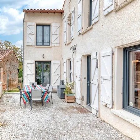 Les Echaunes بيت للعطل