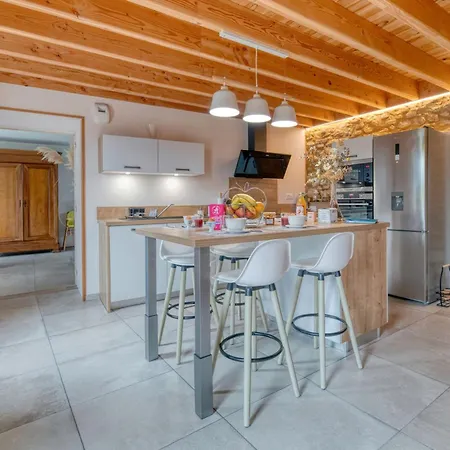 Les Echaunes بيت للعطل