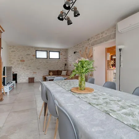 Les Echaunes بيت للعطل *