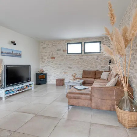 Les Echaunes بيت للعطل