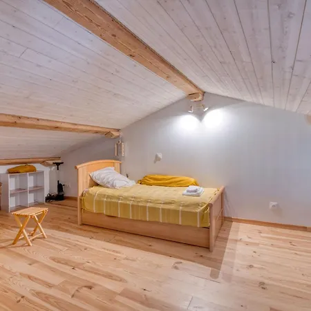 Les Echaunes بيت للعطل